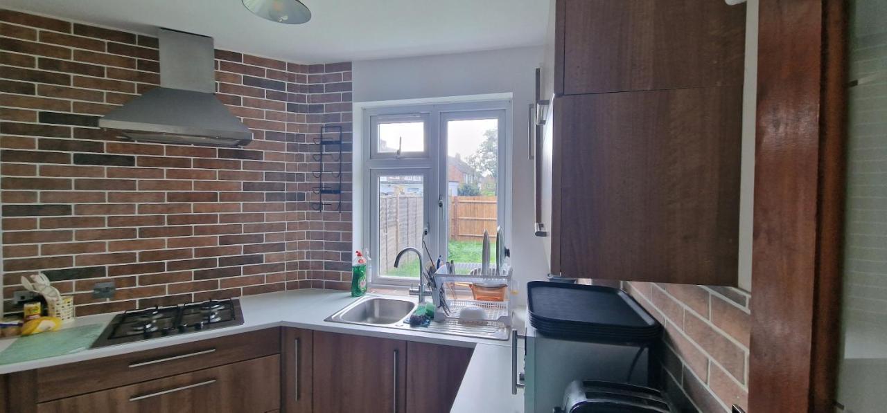 Ritzs Place Northolt  ภายนอก รูปภาพ