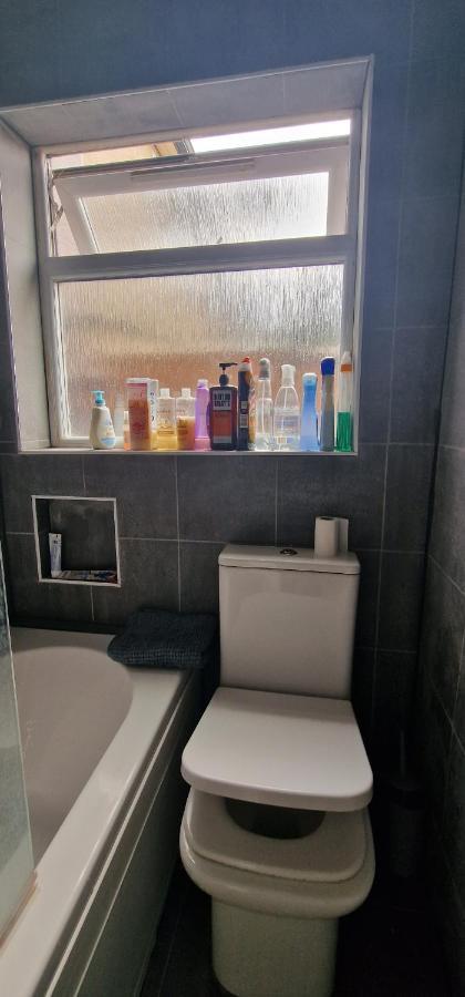 Ritzs Place Northolt  ภายนอก รูปภาพ