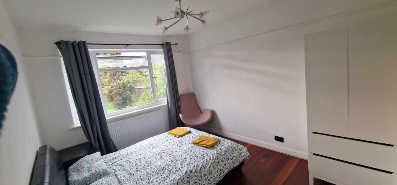 Ritzs Place Northolt  ภายนอก รูปภาพ
